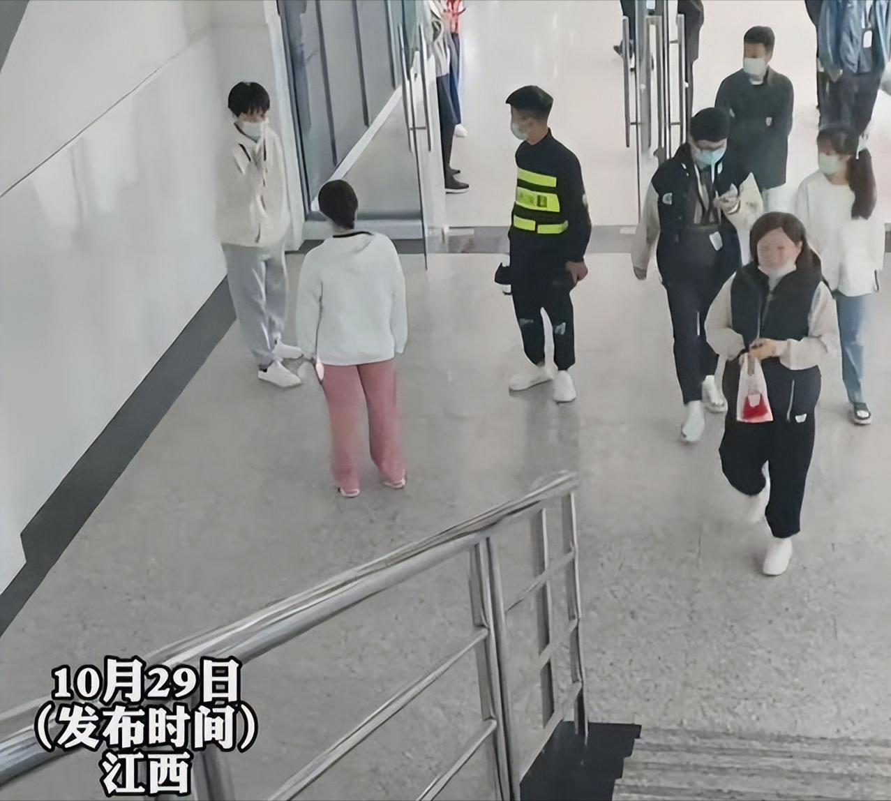 女孩下跪:30万不加了,求你别走,父母狮子大张口,卑微的是女儿