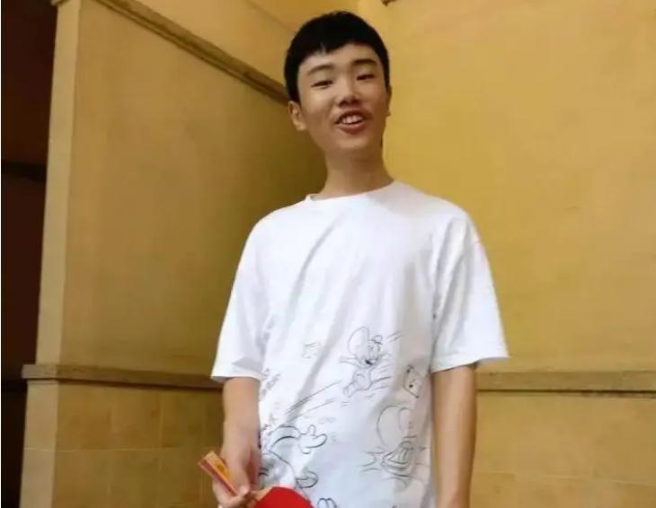 胡鑫宇失联案件有的进展,校内监控被还原,新线索指向“白衣男子”