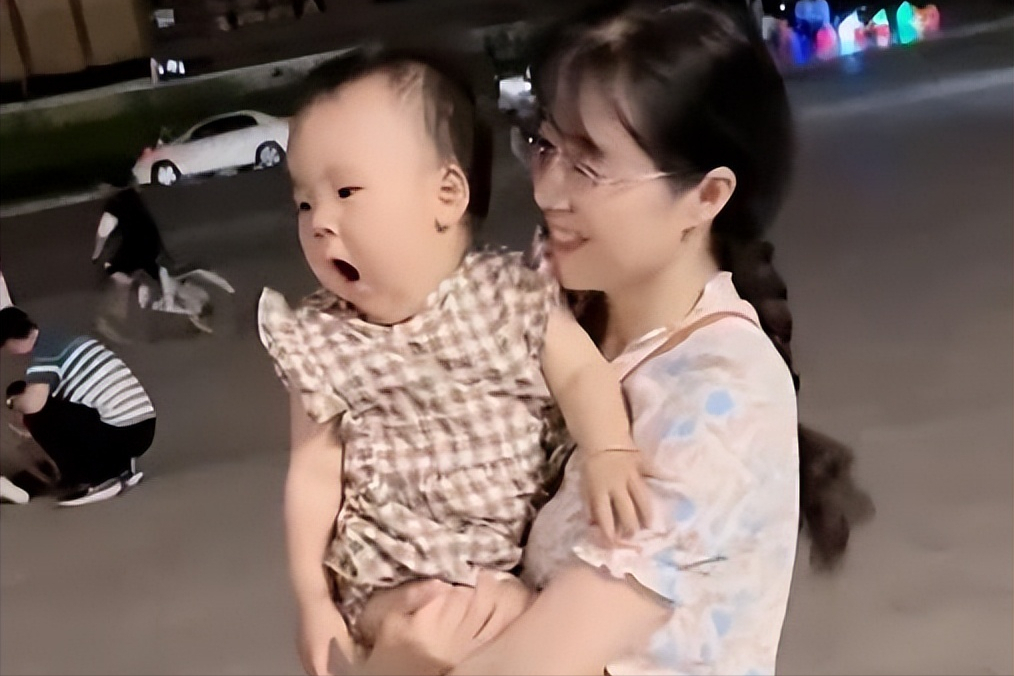 河南濮阳,48岁外婆抱着外孙女,人们都以为是母女:年轻又漂亮
