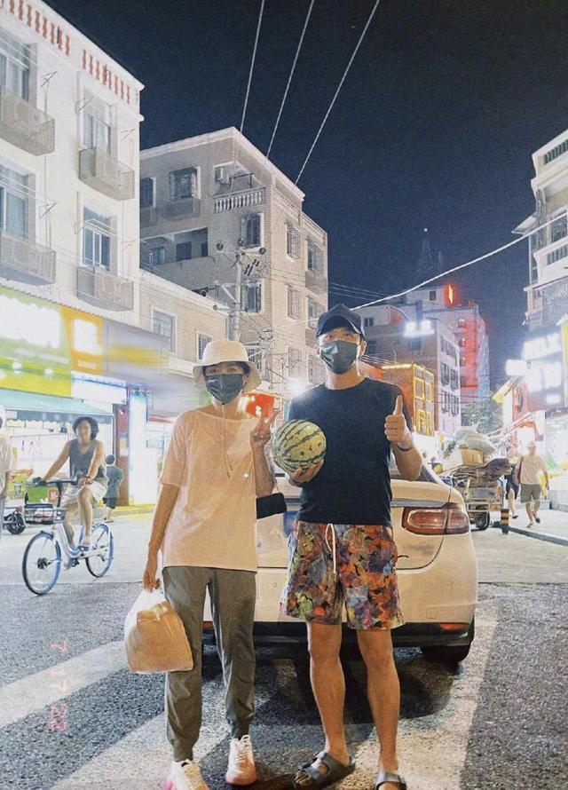 孙俪|孙俪久违秀恩爱,晒与邓超逛夜市,调侃自己“专业爱吃醋100年”