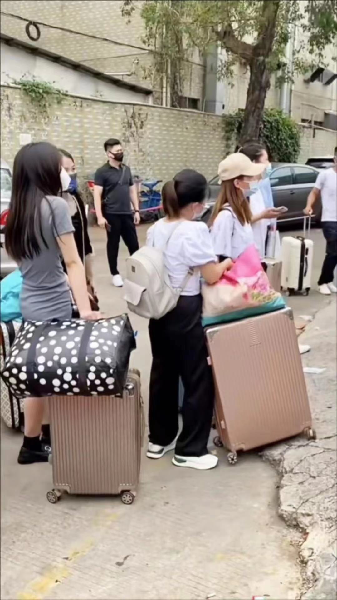 女孩|17岁女孩仅找到一个暑假工,但工厂却停止招聘,网友:痛苦又无助