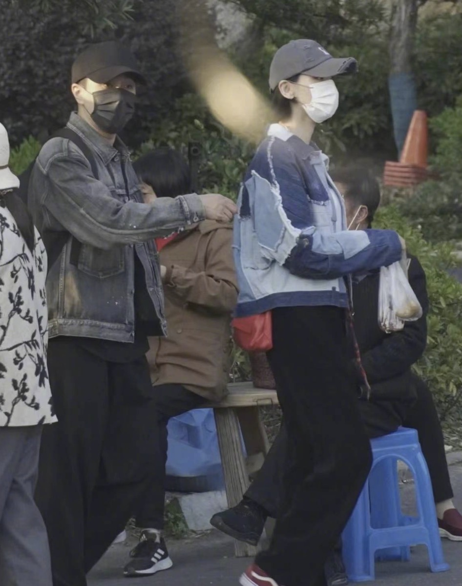 刘恺威|刘恺威与女友外出游玩,俩人穿情侣装好般配,女方身材高挑气质佳,不输杨幂