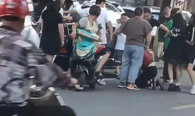 女生和几个男生出去玩,母亲找过来要把女儿带走,被男生动手殴打