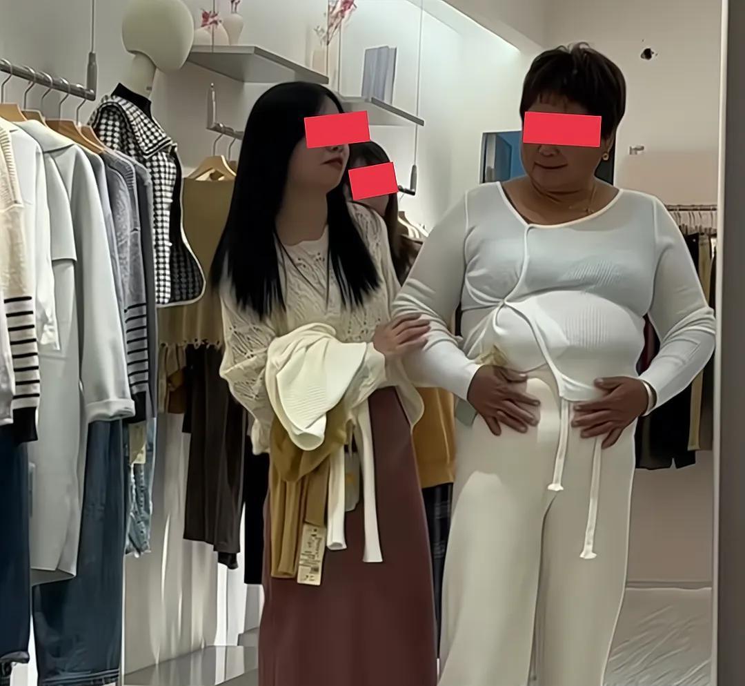 良心不会痛吗?女子试衣服勒出“山头”老板还闭眼吹捧:特别有气质