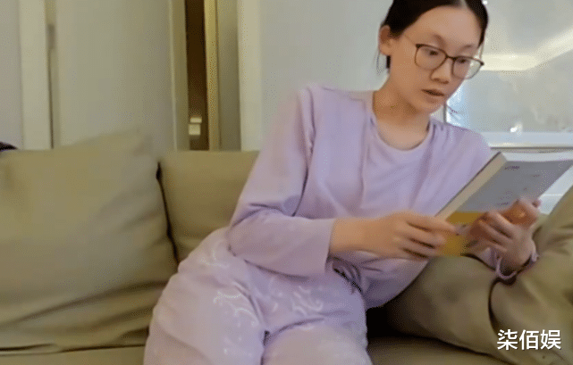 苗苗|郑恺夫妇与月子中心工作人员合照，苗苗产子不到俩月瘦出小蛮腰