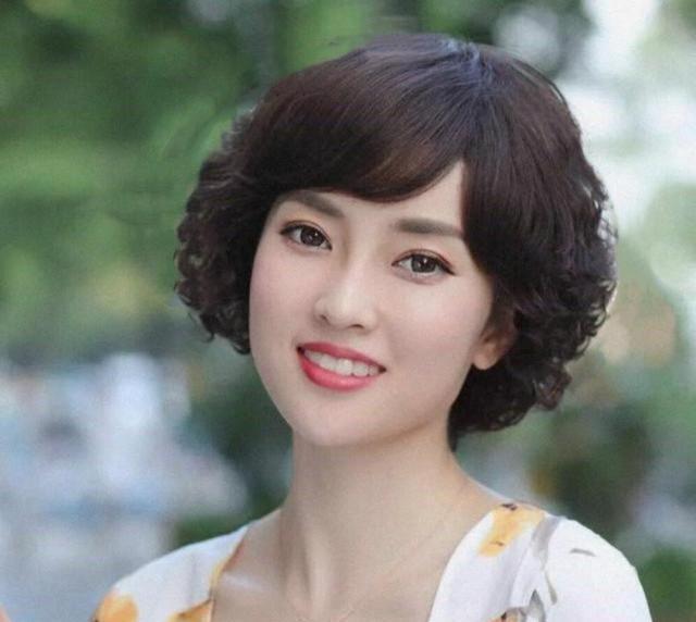 防晒|女性短发如何剪？超短发还是中短发？大卷与小卷那个好