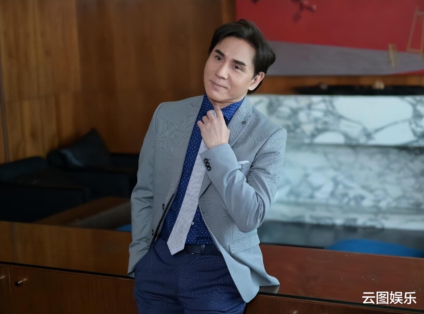 周慧敏|周慧敏现身演唱会！54岁穿露背装大秀身材，网友：我还想娶她