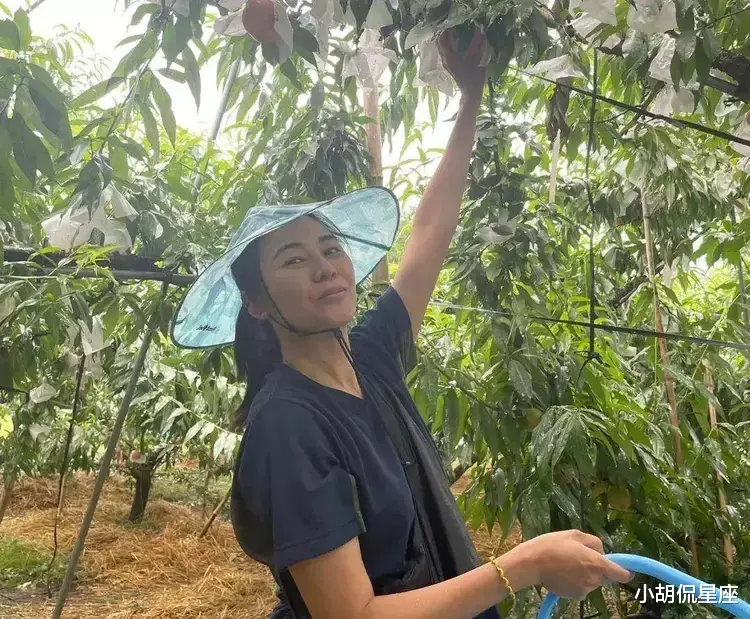 郑伊健|郑伊健老婆晒49岁生日照，满脸斑皱纹多，彻底不掩饰衰老素颜了！