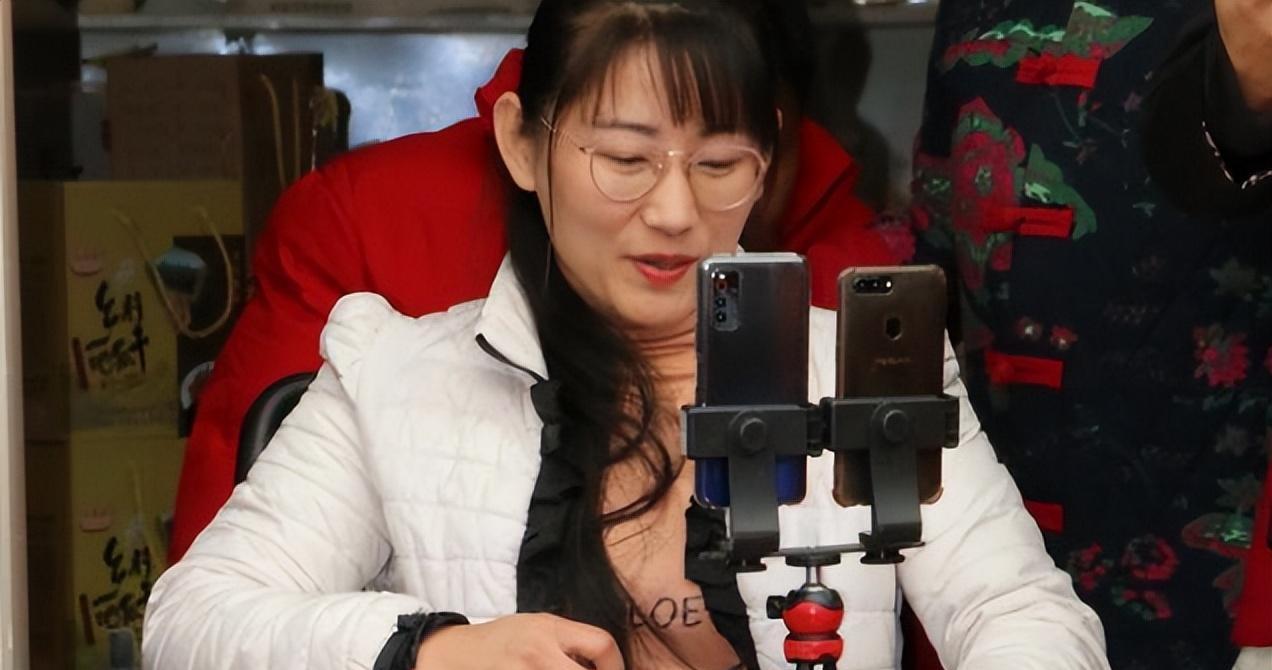 爬行女孩董明英,不顾家长反对24岁嫁给46岁光棍,如今怎么样了?