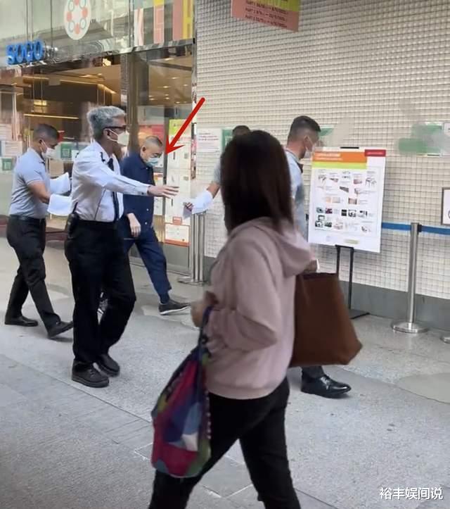 刘銮雄|71岁富商刘銮雄再度现身街头!三个保镖持六块白毛巾,独自行走精神好