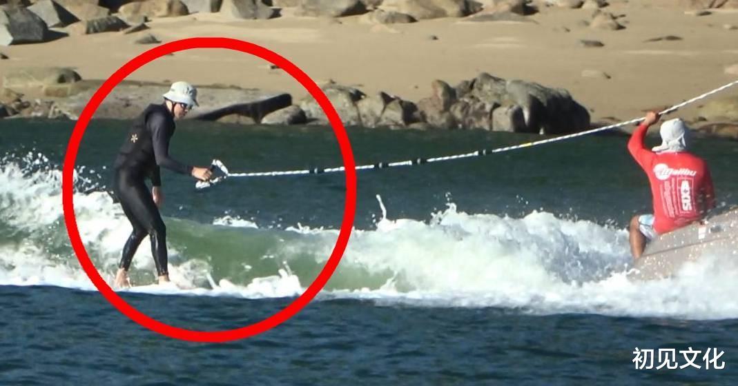 周星驰|周星驰私人行程曝光，与朋友光顾高档日料店，身上外套穿了好多年