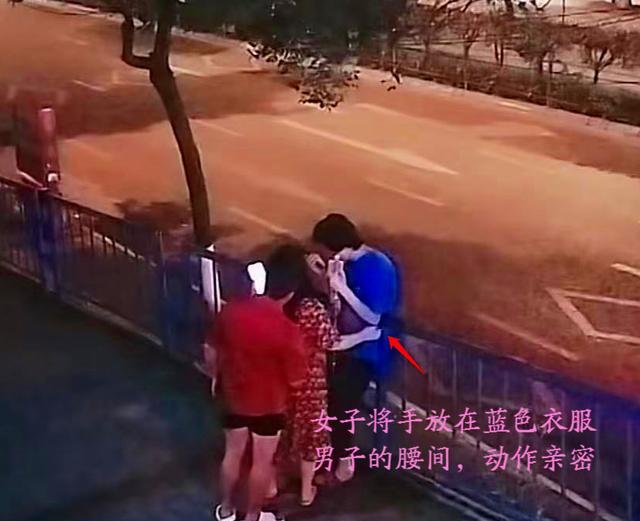 江苏,深夜两男一女站在路边,动作亲密,“如何做到和平相处的”