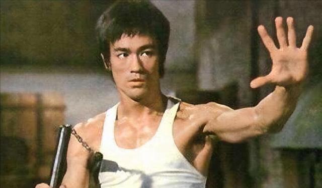 李小龙|没打过擂台的李小龙,却能一拳打飞对手,被方便质疑是配合演戏