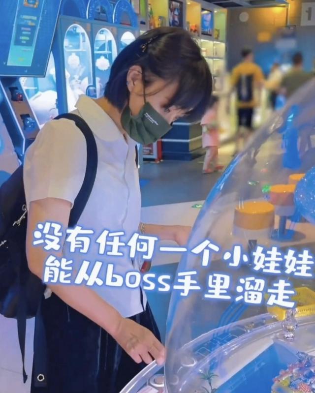 孙俪|孙俪久违秀恩爱,晒与邓超逛夜市,调侃自己“专业爱吃醋100年”