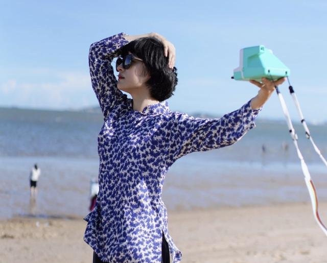 孙俪|孙俪久违秀恩爱,晒与邓超逛夜市,调侃自己“专业爱吃醋100年”