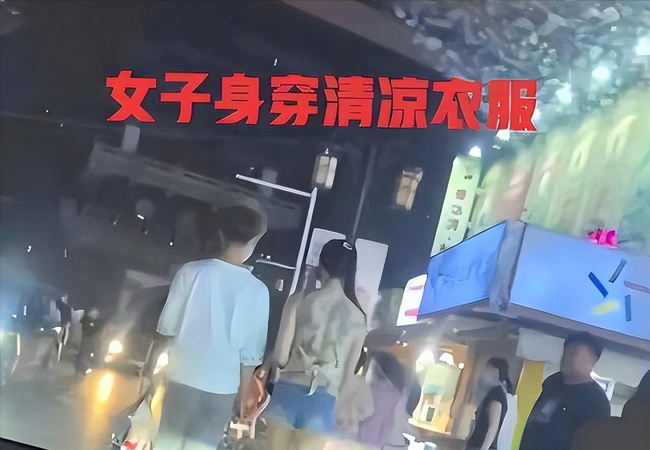 纪实：女子穿着一块布逛夜市，露出满背纹身惹争议，男友贴心搂腰