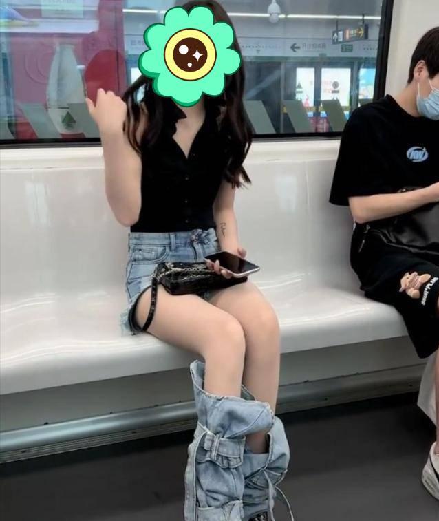 地铁上一女子裤腿掉在脚腕处,裤子分成两半,网友:欣赏不来