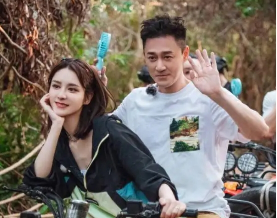 林峰|林峯携娇妻忙聚餐，与女友人贴身合影，却被质疑亲密接触有些不妥