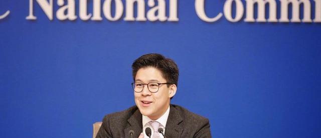 霍启刚|霍启刚又一个帮手出现？比何鸿燊家族还富，霍英东没有看错人