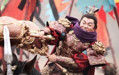 一小伙拿李元霸双锤去鉴宝,引哄堂大笑,专家鉴定后全场鸦雀无声
