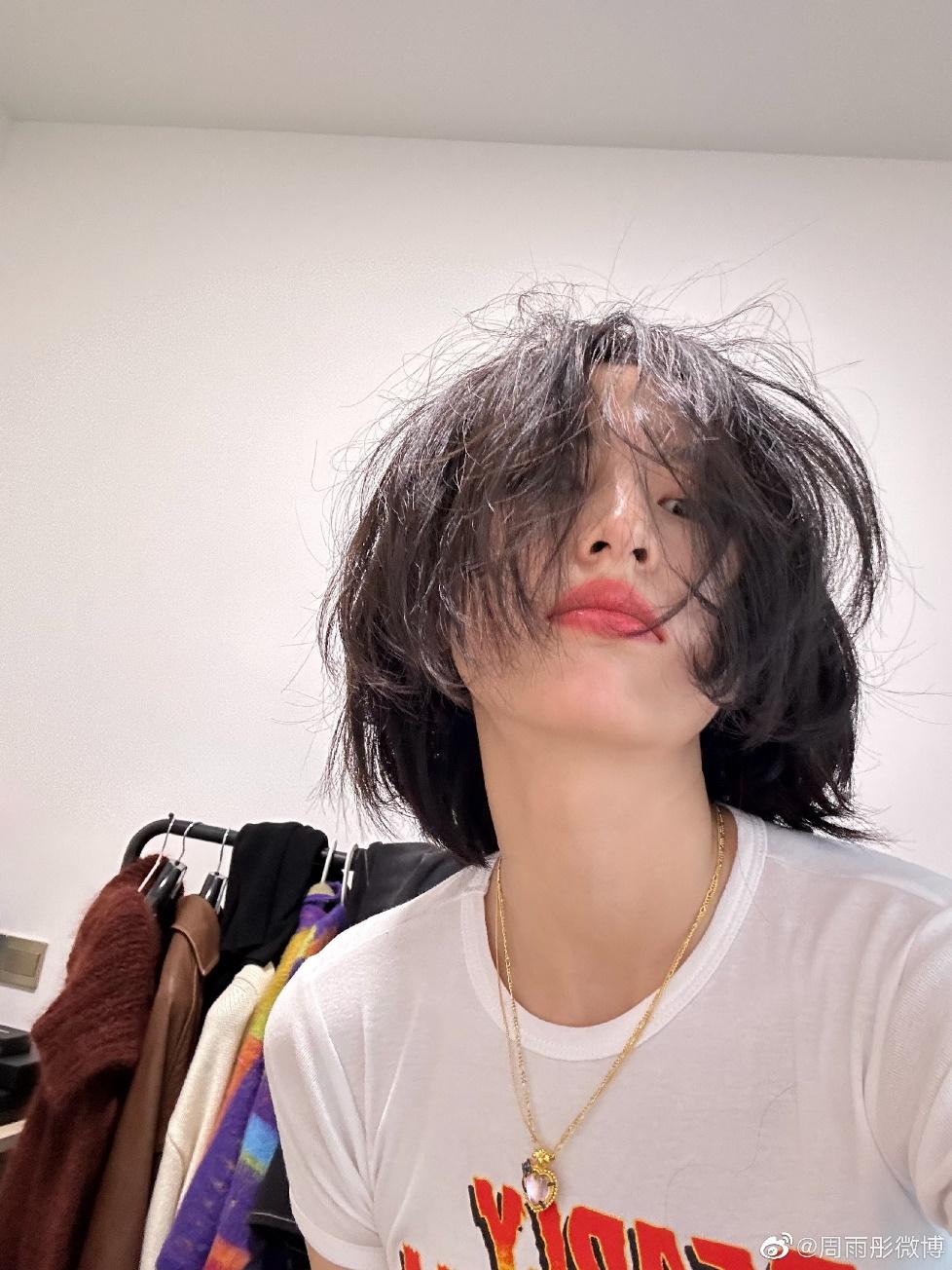 周雨彤拆完头套后的发型，头上顶着龙卷风，炸毛还是挡不住美貌