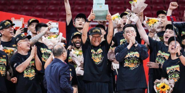 辽宁男篮时隔四年再夺冠军! 姚明录屏祝贺被骂上热搜