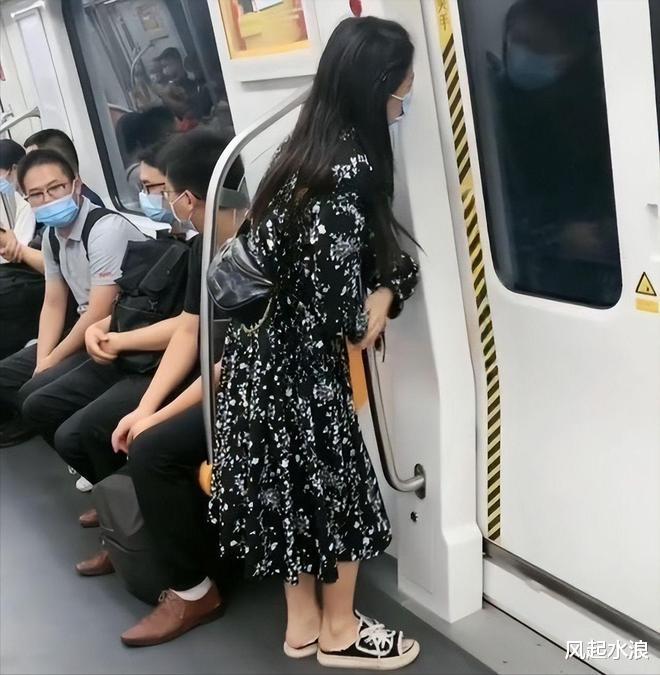 ?女子坐地铁“内急”,靠着柱子直跺脚,路人:还有两分钟到站