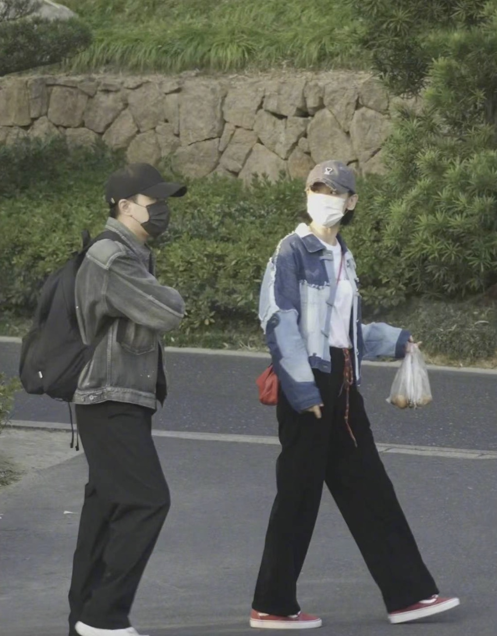 刘恺威|刘恺威与女友外出游玩,俩人穿情侣装好般配,女方身材高挑气质佳,不输杨幂