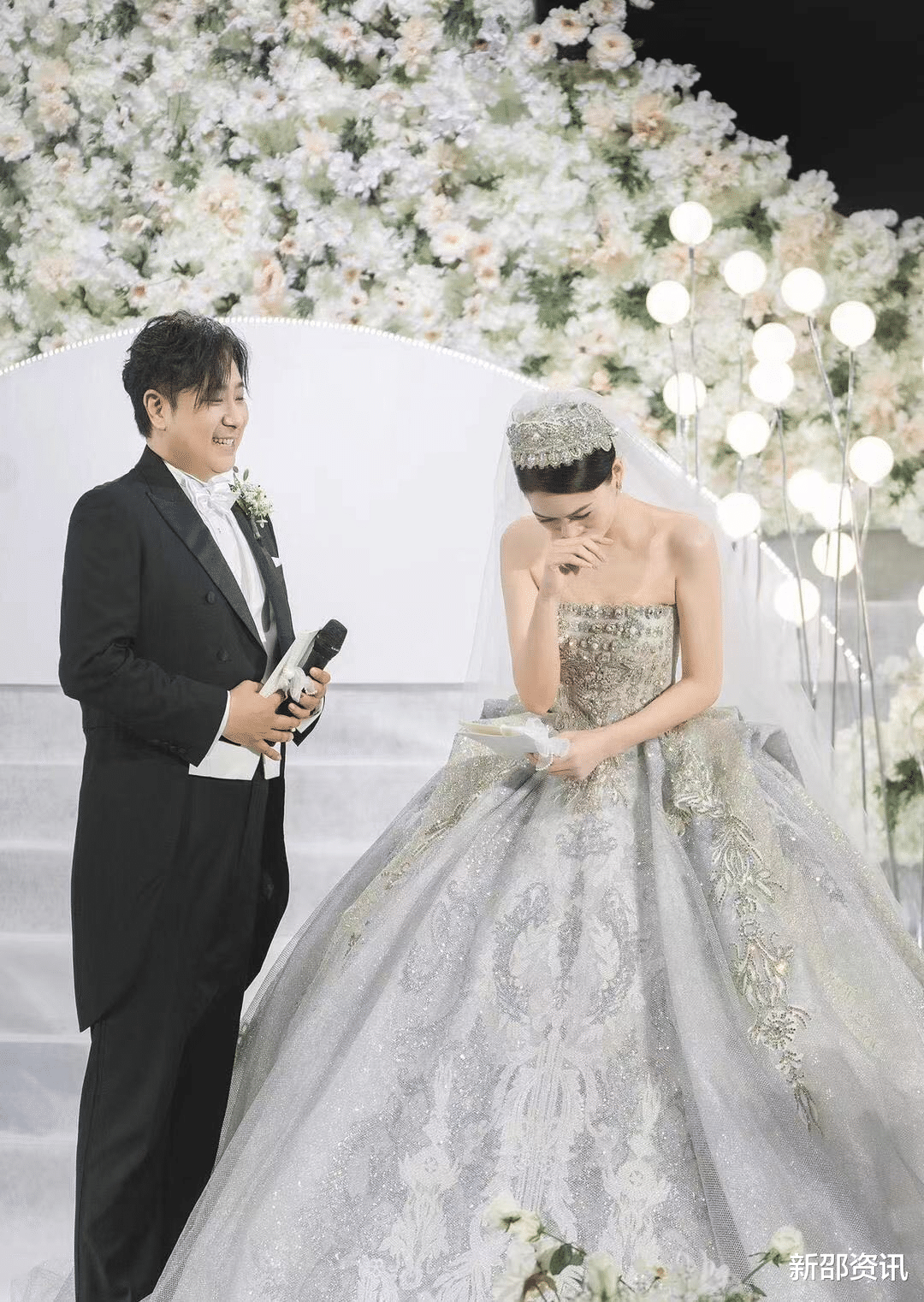 贾玲|31岁喜剧演员大婚众星祝贺！老板贾玲热泪盈眶，德云社演员也现身