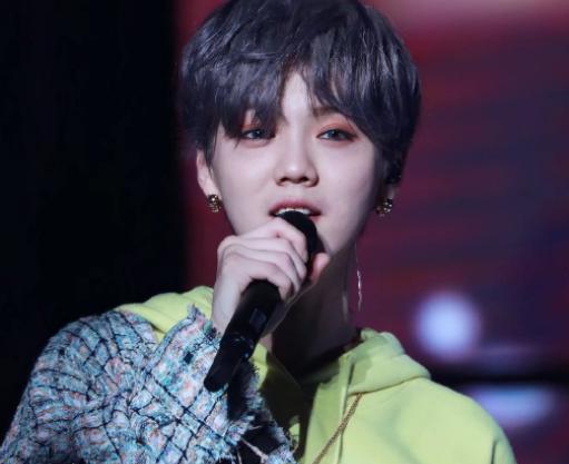 鹿晗|32岁鹿晗留长发扎丸子头,脸却肿得宛如发面, 网友:越来越像尹正