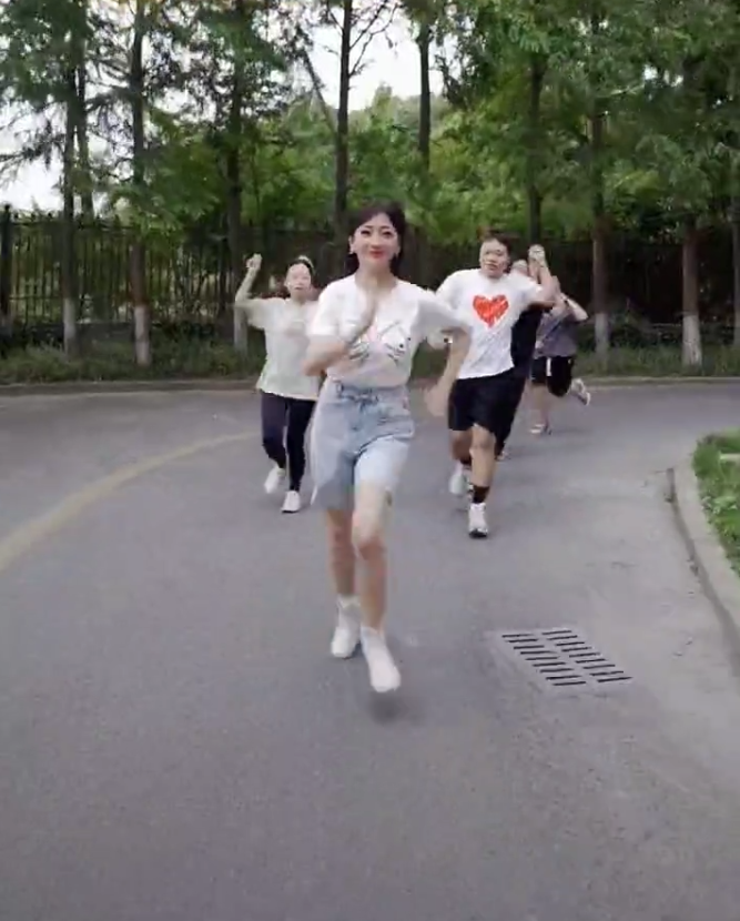赵雅芝|68岁赵雅芝不惧38度高温跑步，打扮精致穿10厘米高跟鞋仍步伐稳健
