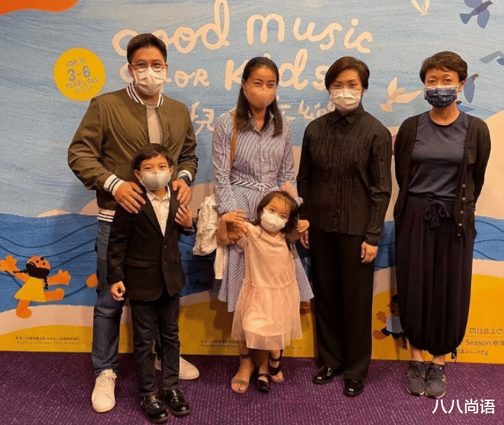 霍启刚|回顾：9岁霍中曦真有担当，把小4岁妹妹抱在腿上，霍启刚却在一旁看手机