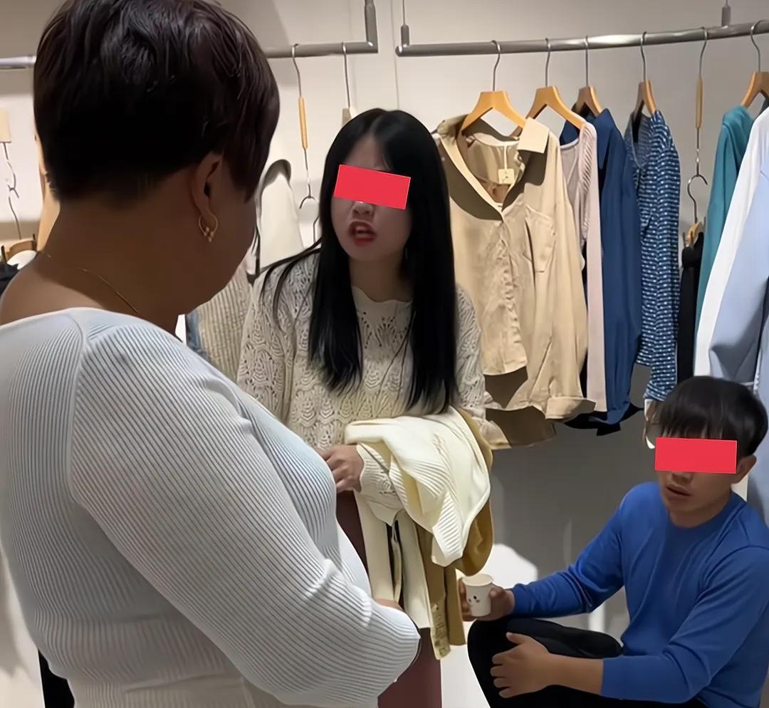 良心不会痛吗?女子试衣服勒出“山头”老板还闭眼吹捧:特别有气质