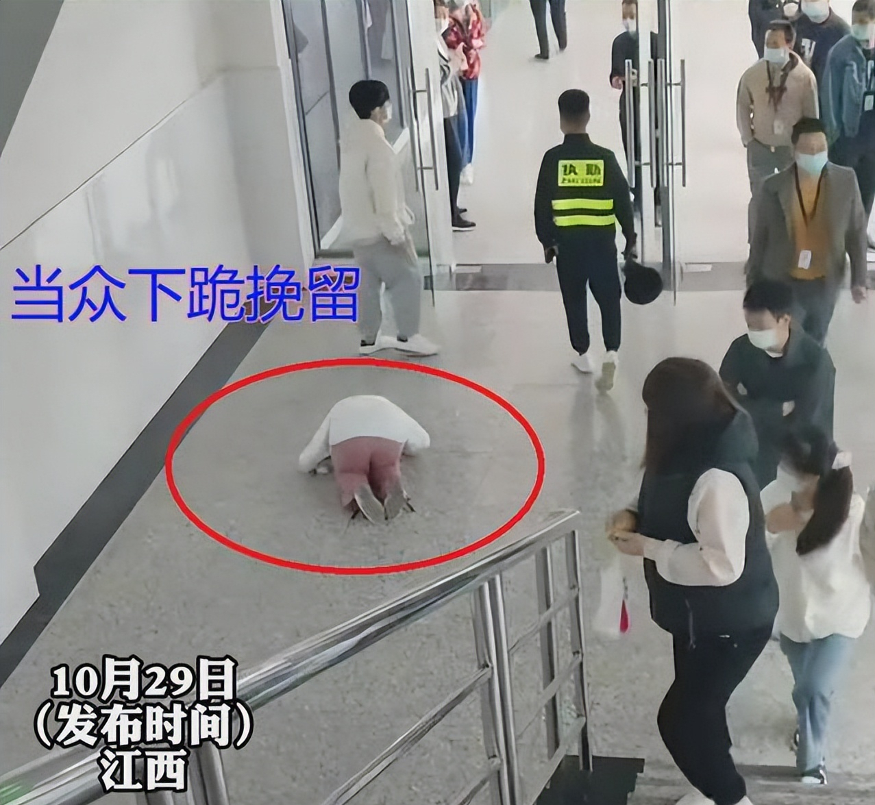 女孩下跪:30万不加了,求你别走,父母狮子大张口,卑微的是女儿