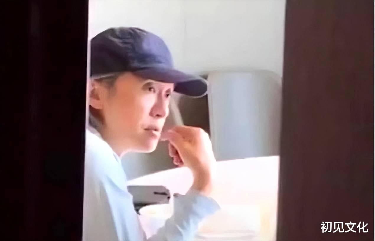 周星驰|周星驰私人行程曝光，与朋友光顾高档日料店，身上外套穿了好多年