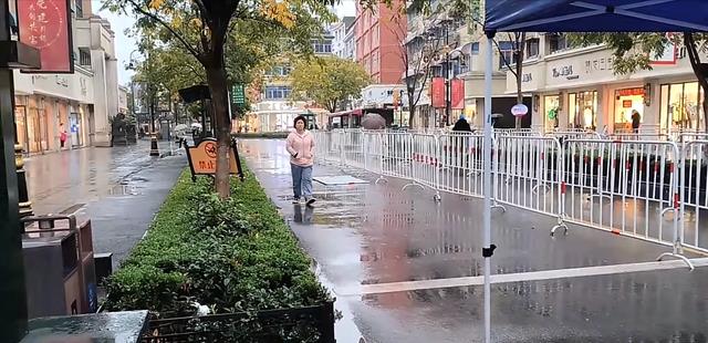 女子露宿零下几度的街头,不要钱不说话,居于一方天地悠然自得