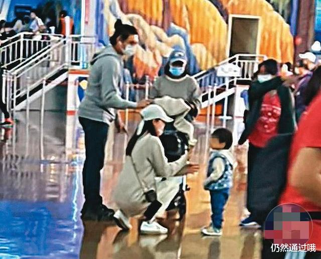 刘诗诗|吴奇隆一家三口深夜聚餐,刘诗诗全程抱娃不撒手,3岁步步超乖巧