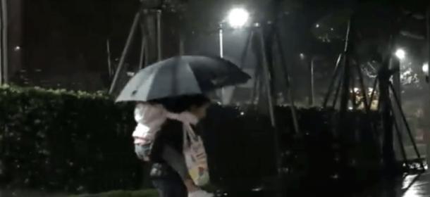 大S|同学家长曝大S不管孩子，情况很可怜，下雨小玥儿在路边哭