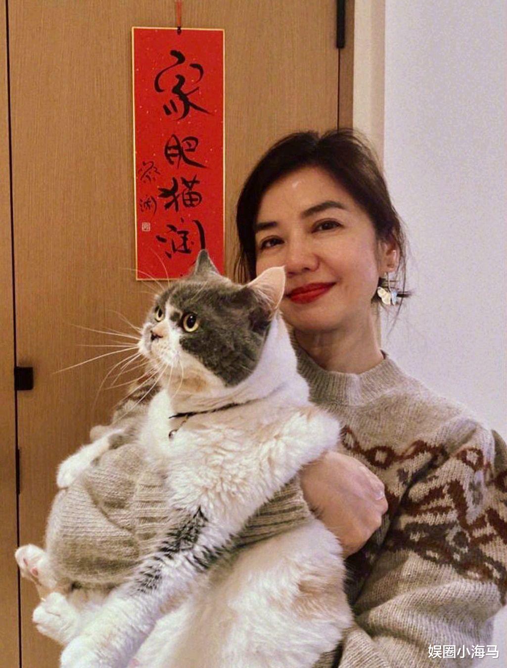 钟楚红|62岁钟楚红晒游玩照，喝咖啡逛公园，容貌与年轻时相差太大