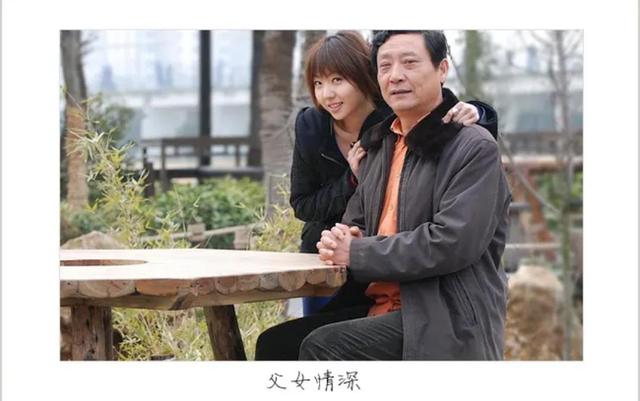 男老师手伸入,女学生衣领内,帮带戴胸章,引热议
