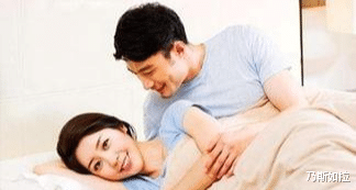 ?妻子催促丈夫洗澡,丈夫躺沙发装聋作哑,妻子怒了:生蚝喂狗了