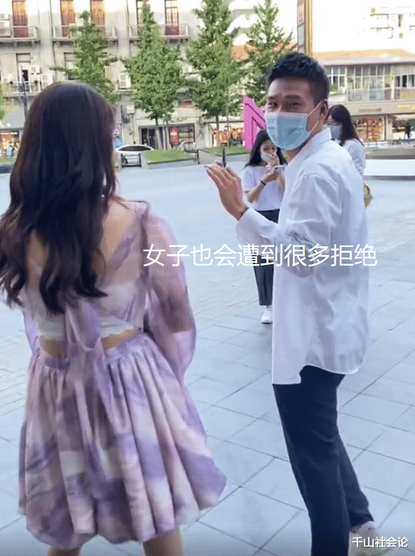 女子穿黑丝短裙上门理发，走街串巷引发争议：女人要懂得保护自己