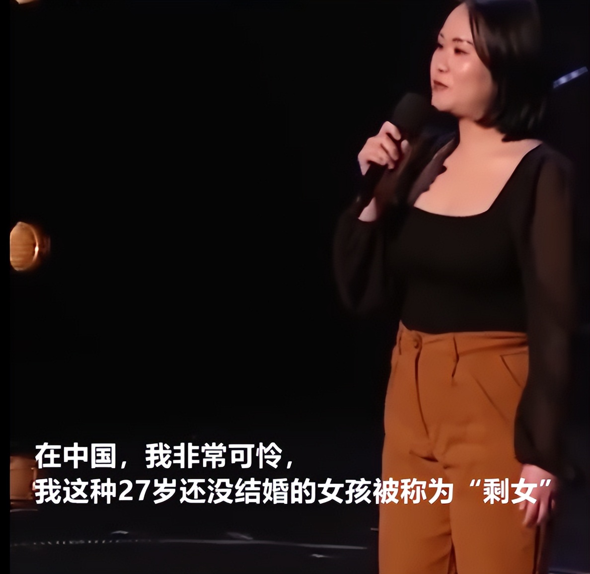 自轻自贱！中国女子参赛澳洲脱口秀，竟自称中国剩菜，好吃廉价