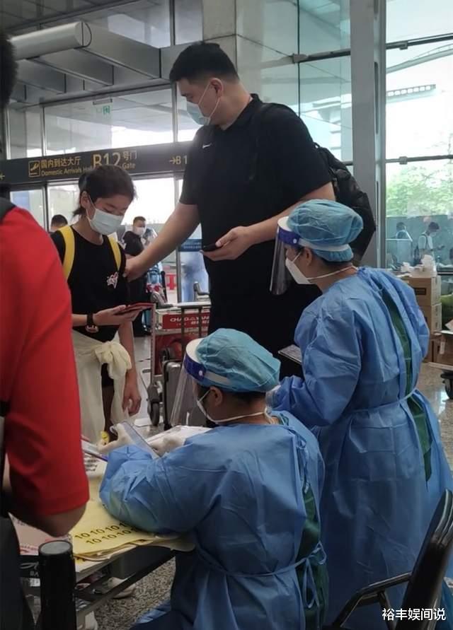 姚明|姚明携女儿现身机场！年仅12岁目测已190公分，打扮新潮长腿吸睛