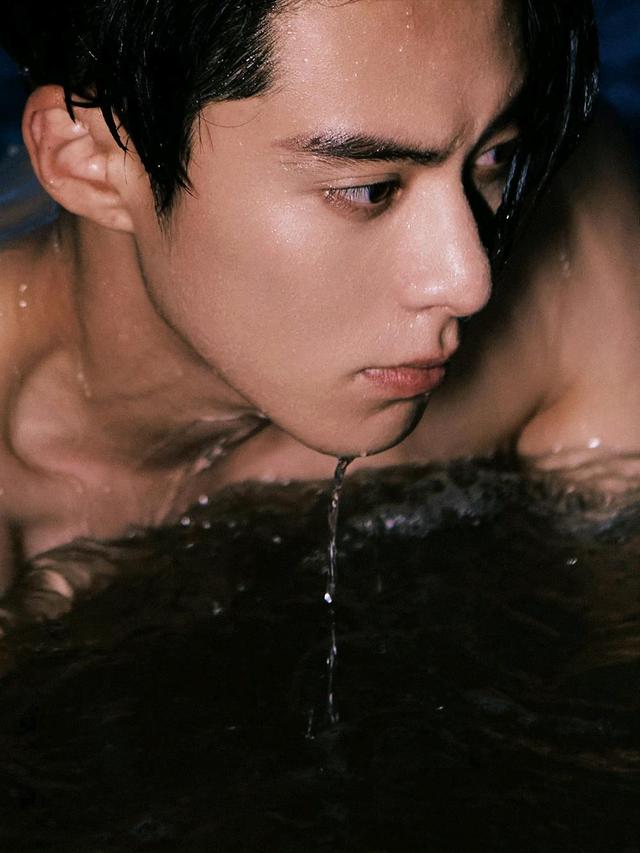 王鹤棣|王鹤棣海边湿发造型大片，英俊五官硬朗身材，瞬间圈粉