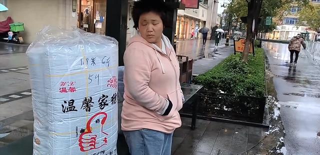 女子露宿零下几度的街头,不要钱不说话,居于一方天地悠然自得