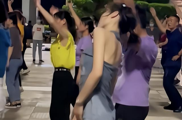 20岁年轻女子跳广场舞,大汗淋漓引他人围观,裙子都打湿了