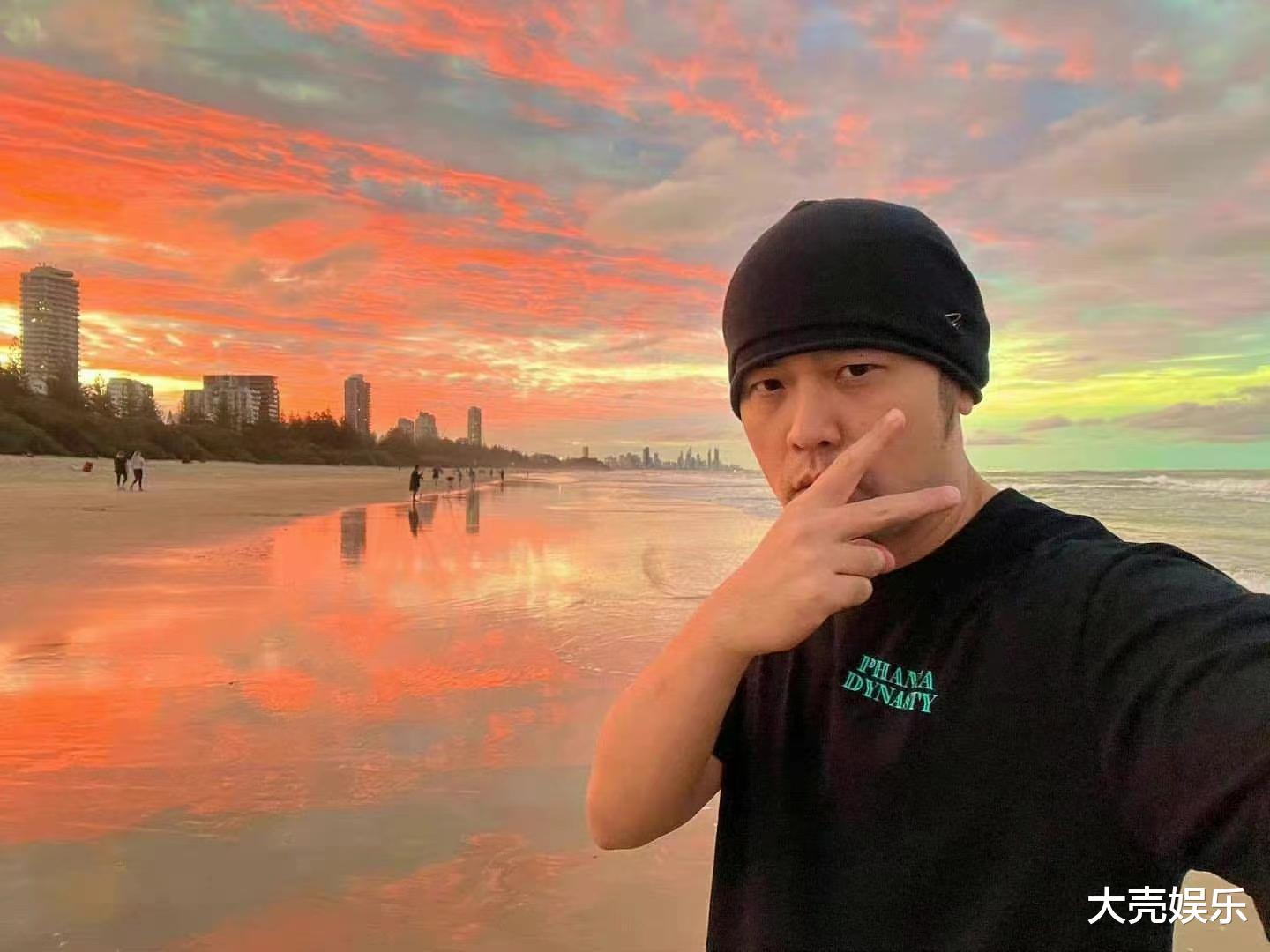 周杰伦|什么情况？周杰伦侯佩岑晒同款旅行照，照片拍摄地点和角度都一样