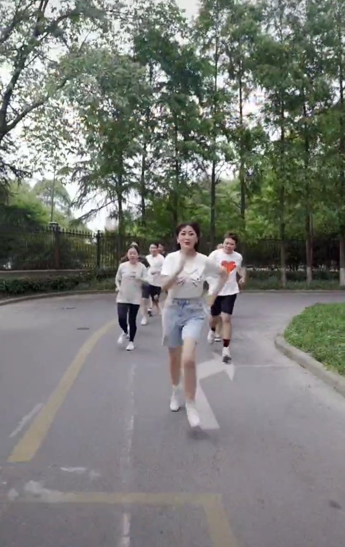 赵雅芝|68岁赵雅芝不惧38度高温跑步，打扮精致穿10厘米高跟鞋仍步伐稳健