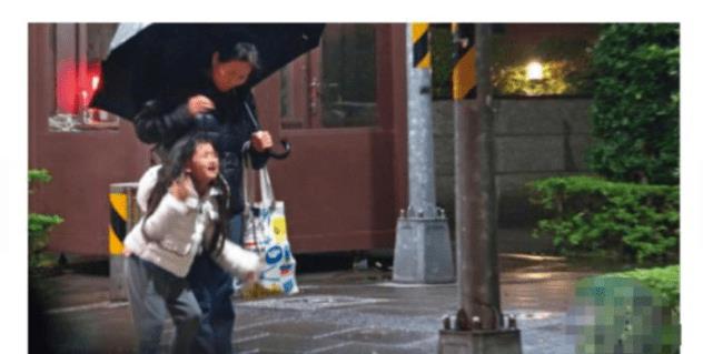 大S|同学家长曝大S不管孩子，情况很可怜，下雨小玥儿在路边哭